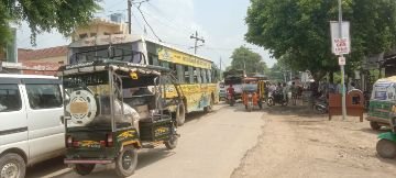 कानपुर देहात 14 जुलाई 24 कस्बे में तिराहे पर खड़े वाहनों से परेशान जनता*