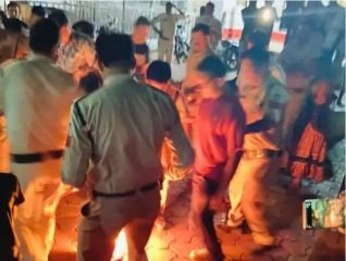 गुना15जुलाई24* पुलिस कस्टडी में आरोपी की मौत, पारदी समाज की महिलाओं ने की आत्मदाह की कोशिश गुना15जुलाई24* पुलिस कस्टडी में आरोपी की मौत, पारदी समाज की महिलाओं ने की आत्मदाह की कोशिश