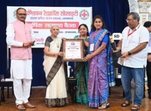 लखनऊ16जुलाई24*IAS नेहा प्रकाश (पूर्व जिलाधिकारी औरैया) को गवर्नर आंनदी बेन पटेल ने राजभवन में सम्मानित किया 🏆