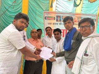 भिण्ड16जुलाई24*दबरेहा मामले पर फरियादी युवक का व्यान आया सामने बोले अफवाह फैलाकर कोंग्रेसी चमकाना चाहते है अपनी राजनीति*