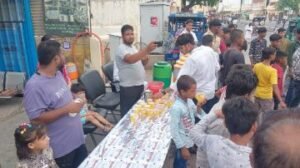 अयोध्या17जुलाई24मोहर्रम के दसवीं जुलूस के मौके पर अंजुमन रसूल कमेटी की और से वितरित किया जा रहा से शरबत, बिस्कुट और पानी।