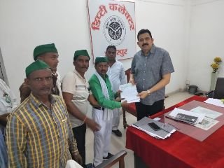 हमीरपुर18जुलाई24*भाकियू की मासिक बैठक के उपरांत किसानों की समस्याओं से सम्बंधित ज्ञापन एडीएम को सौंपा।