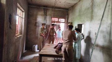 रायबरेली17जुलाई24*क्षेत्र के खेरवा गांव में रस्सी के सहारे छत के कुंडे से लटकता मिला 48 वर्षीय व्यक्ति का शव