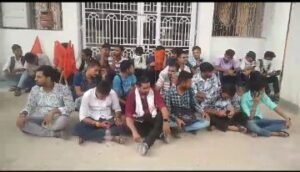 भागलपुर20जुलाई24*मदन अहिल्या महाविद्यालय में छात्रावास को चालू करवाने एवं छात्र हितों के विभिन्न समस्याओं को लेकर विद्यार्थी परिषद का प्रदर्शन जारी