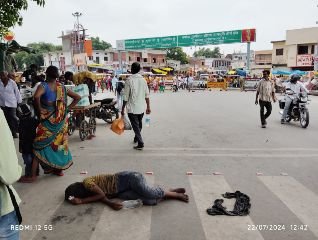 अयोध्या22जुलाई24*लता मंगेशकर चौक के निकट मूर्छित अवस्था में पड़ी है युवती, कौन ले सुधि.?*