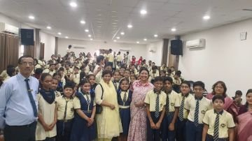 जयपुर23जुलाई24*लेखक बनने के लिए बच्चों को पंच सूत्र का उपहार दिया