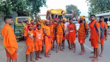 कौशांबी24जुलाई24*बाबा बैजनाथ धाम जलाभिषेक के लिए रवाना हुए सैकड़ों कांवरिया*