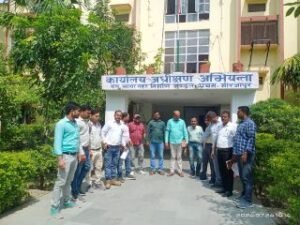 मिर्ज़ापुर24जुलाई2024*सिचाई विभाग के समस्त जूनियर इंजीनियर्स द्वारा बांह पर काला पट्टी बांधकर विरोध किया गया*