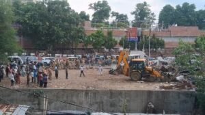 लखनऊ25जुलाई24*चौक स्थित कंचन मार्केट के सामने हुसैनाबाद ट्रस्ट की ज़मीन पर लगने वाली अवैध फूलमंडी हटाई गयी