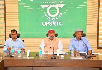 लखनऊ25जुलाई24*परिवहन मंत्री दयाशंकर सिंह ने अधिकारियों के साथ की समीक्षा बैठक