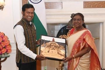 नई दिल्ली25जुलाई24*रेत कलाकार सुदर्शन पटनायक ने दिल्ली में राष्ट्रपति द्रौपदी मुर्मू से मुलाकात की। नई दिल्ली25जुलाई24*रेत कलाकार सुदर्शन पटनायक ने दिल्ली में राष्ट्रपति द्रौपदी मुर्मू से मुलाकात की।