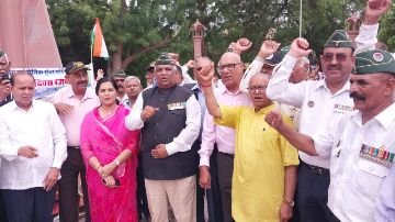 जोधपुर26जुलाई24*कारगिल विजय दिवस पर पूर्व सैनिकों द्वारा शहीद स्मारक पर शहीदों को श्रद्धांजलि अर्पित की।