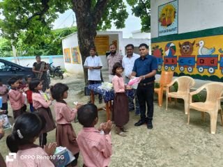 कौशाम्बी26जुलाई24*शाखा प्रबंधक ने विद्यार्थियों को पाठ्य सामग्री वितरित की*