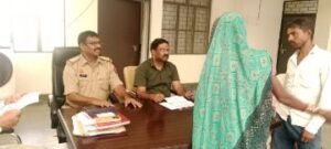 कौशाम्बी27जुलाई24*नायब तहसीलदार संजय सिंह व एसओ कोखराज इंद्रदेव राजस्व निरीक्षक सुरेन्द्र सिंह ने सुनी फरियाद*