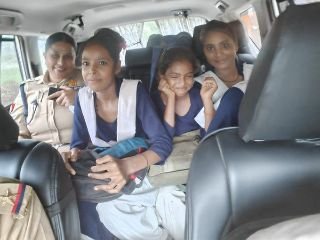 कासगंज27जुलाई24*पुलिस कप्तान ने स्कूली बच्चों के साथ अपनी गाड़ी में ली सेल्फी।