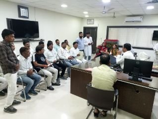 औरैया29जुलाई24*नगर की समस्याओं को लेकर सभासदों ने की डीएम से वार्ता।