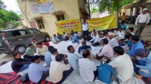 मिर्ज़ापुर : 30 जुलाई 2024* सिविल डिप्लोमा इंजीo संघ का कलेक्ट्रेट परिसर में एक दिवसीय धरना प्रदर्शन*