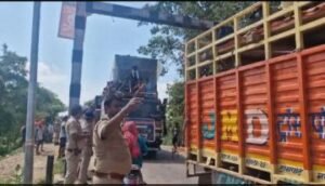 हरिद्वार रूड़की30जुलाई24*कांवड़ियों के बीच सड़को पर चिलचिलाती धूप में ड्यूटी निभाती खाकी