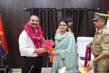 फतेहपुर31जुलाई24*पुलिस अधीक्षक को पुलिस लाइन सम्मेलन कक्ष में विदाई समारोह का आयोजन किया गया।