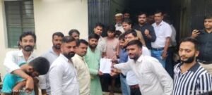 रायबरेली31जुलाई24*विद्युत कटौती से अधिवक्ताओं तथा ग्रामीणों ने उपकेंद्र का घेराव कर की नारेबाजी