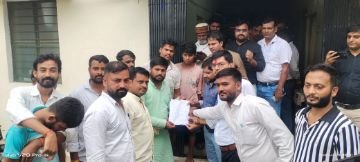 रायबरेली31जुलाई24*विद्युत कटौती से अधिवक्ताओं तथा ग्रामीणों ने उपकेंद्र का घेराव कर की नारेबाजी