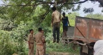 मथुरा31जुलाई24*बस ड्राइवर ने नीम के पेड़ से फांसी लगा कर दी अपनी जान। मथुरा31जुलाई24*बस ड्राइवर ने नीम के पेड़ से फांसी लगा कर दी अपनी जान।