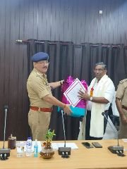 फतेहपुर31जुलाई24*सेवानिवृत हुए पुलिस कर्मियों को पुलिस अधीक्षक ने माला पहनाकर धूम धाम से किया विदाई,