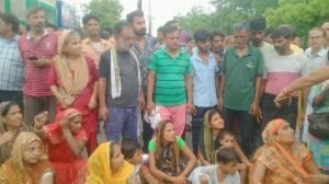 मथुरा30जुलाई24*बीएसए पर हुई टंकी हादसे को लेकर सभी क्षेत्रवासियों ने बीएससी कॉलेज के सामने किया रोड जाम