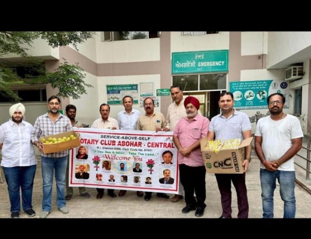 पंजाब 17 अगस्त 2024* रोटरी क्लब ने अस्पताल में मरीजों को फ्रूट व बिस्कुट बांटे
