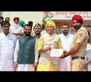 पंजाब 17 अगस्त 2024* कैबिनेट मंत्री अमन अरोड़ा ने थाना सिटी 1 में तैनात पुलिसकर्मी राजिंदर सोखल को सम्मानित किया