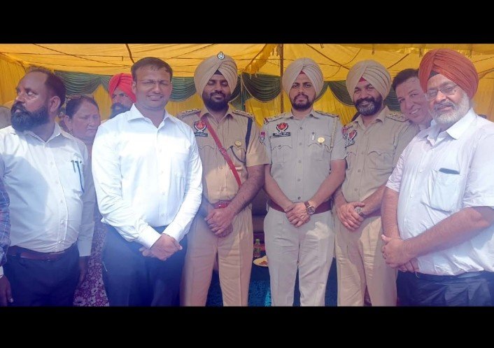 पंजाब 17 अगस्त 2024* खुईयांसरवर थाना प्रभारी इंस्पैक्टर रमन कुमार व नगर थाना अबोहर के प्रभारी मनविंद्र सिंह सम्मानित