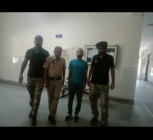 पंजाब 19 अगस्त 2024* प्रहलाद खाटवां पर हमले का आरोपी गैंगस्टर पवन कुमार उर्फ तोतला को अदालत में पेश किया , पुलिस रिमांड पर