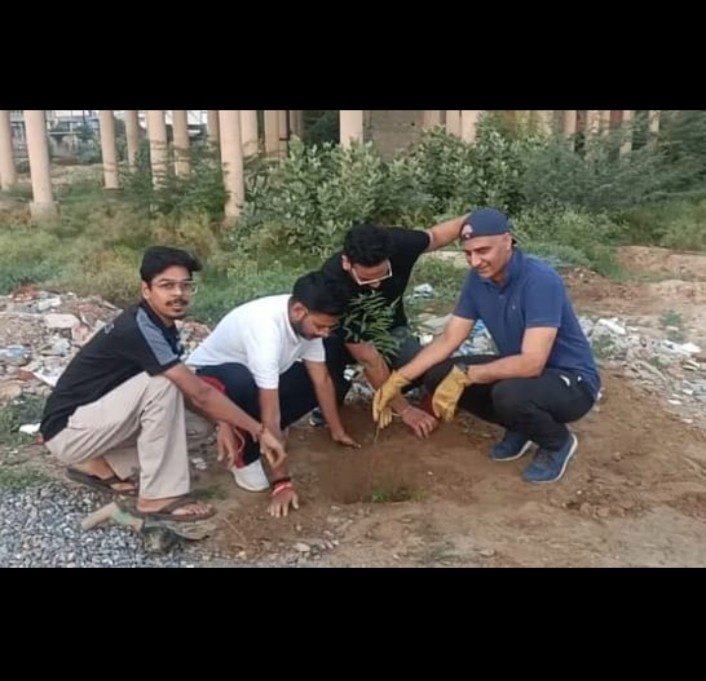 पंजाब 24 अगस्त 2024* ग्रीन सिटी टीम के साथ मिलकर विधायक संदीप जाखड़ व उनकी टीम ने किया पौधारोपण