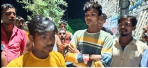 प्रयागराज24अगस्त24*मोबाइल छीनकर भाग रहे युवक को ग्रामीणों ने पकड़कर पुलिस को सौंपा**