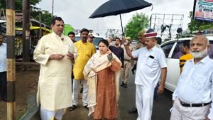 मिर्ज़ापुर : 27 अगस्त 2024 *शास्त्री ब्रिज से विन्ध्याचल के लिए लिंक रोड हेतु नगर विधायक व जिलाधिकारी ने किया मौके का निरीक्षण*