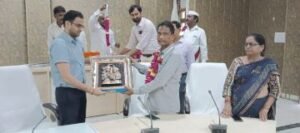 कौशाम्बी01अगस्त24*सेवानिवृत्त कलेक्ट्रेट कर्मियों को स्मृति चिन्ह व अंगवस्त्र भेंट कर किया विदाई*