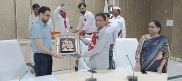 कौशाम्बी01अगस्त24*सेवानिवृत्त कलेक्ट्रेट कर्मियों को स्मृति चिन्ह व अंगवस्त्र भेंट कर किया विदाई*
