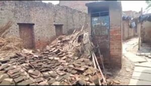 कौशाम्बी01अगस्त24*गरीब का जर्जर मकान बारिश में हुआ जमीदोज*बेघर हो गए तारा चंद और उसके छोटे छोटे बच्चे*