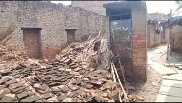 कौशाम्बी01अगस्त24*गरीब का जर्जर मकान बारिश में हुआ जमीदोज*बेघर हो गए तारा चंद और उसके छोटे छोटे बच्चे*