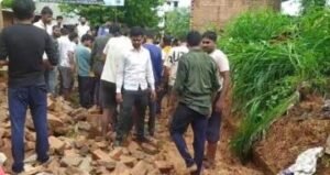 रीवा3अगस्त24*गढ़ में बड़ा हादसा विद्यालय के बगल की बाउंड्री गिरने से चार बच्चों की मौत कई बच्चे घायल राहत बचाव जारी*