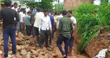 रीवा3अगस्त24*गढ़ में बड़ा हादसा विद्यालय के बगल की बाउंड्री गिरने से चार बच्चों की मौत कई बच्चे घायल राहत बचाव जारी*