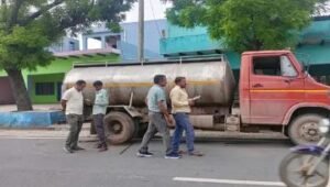 मथुरा3अगस्त24*मथुरा में खाद्य सुरक्षा विभाग ने पकड़ा एटा से आया नकली दूध से भरा टैंकर