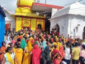 बाराबंकी5अगस्त24*श्रावण मास के तृतीय सोमवार पर पौराणिक स्थल लोधेश्वर महादेवा धाम में भारी संख्या में उमड़ा श्रद्धालुओं का हुजूम