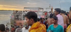 कानपुर5अगस्त24*सावन के तीसरे सोमवार को गंगा के खेरेश्वर घाट पर भक्तों ने लगाई आस्था की डुबकी।