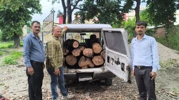 नैनीताल05अगस्त24*खैर की लकड़ी के साथ एक तस्कर को किया गिरफ्तार,बोलरो कार को किया सीज।