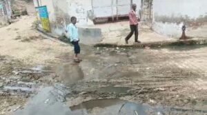 मथुरा5अगस्त24*सोंख देहात के गांव नगला आशा में नहीं आते हैं सफाई कर्मचारी,ग्रामीणों में बीमारी फैलने का भय