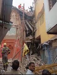वाराणसी6अगस्त24* काशी विश्वनाथ मंदिर के पास बड़ा हादसा, 2 मकान गिरे, कई लोग मलबे में दबे, NDRF बचाव कार्य में जुटी