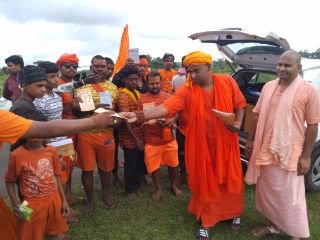 अनूपपुर6अगस्त24*संतो ने श्रावण मास के तीसरे सोमवार को पैदल चलने वाले कांवड़ियों को बांटा फल और गीता ।