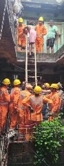 वाराणसी7अगस्त24*जर्जर भवन की सीढ़ी गिरी फसे लोगो को एन डी आर एफ ने निकाला*