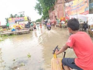 प्रयागराज7अगस्त24*दशास्वमेध मंदिर की सीढ़ियो तक पहुंचा गंगा जी का जल,